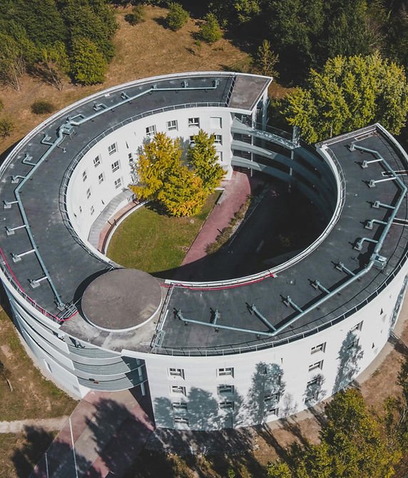 Bâtiment en cercle vu du ciel